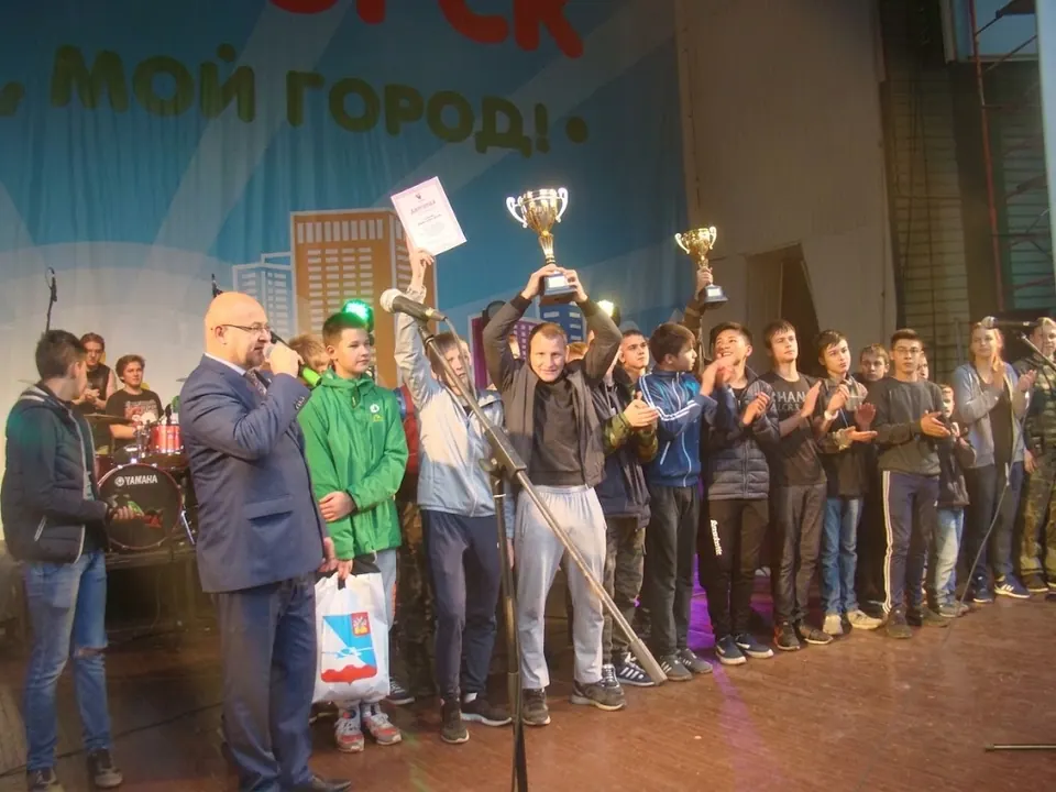 Участники городского мероприятия на сцене с кубками