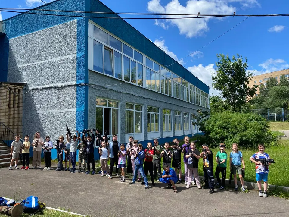 Большая группа у школы