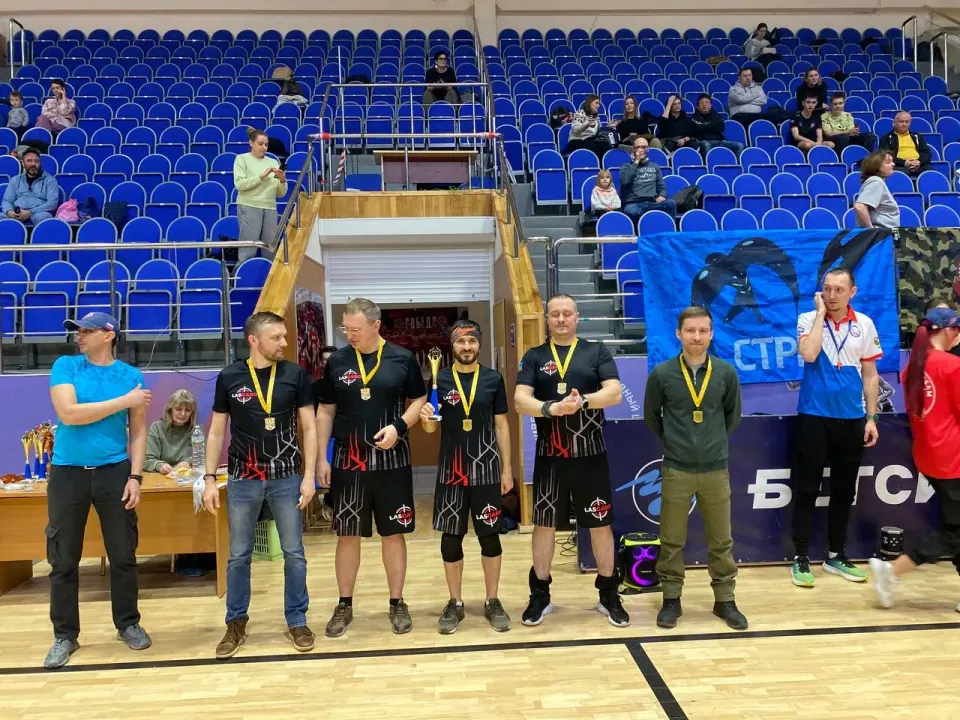 Спортсмены с медалями на награждении